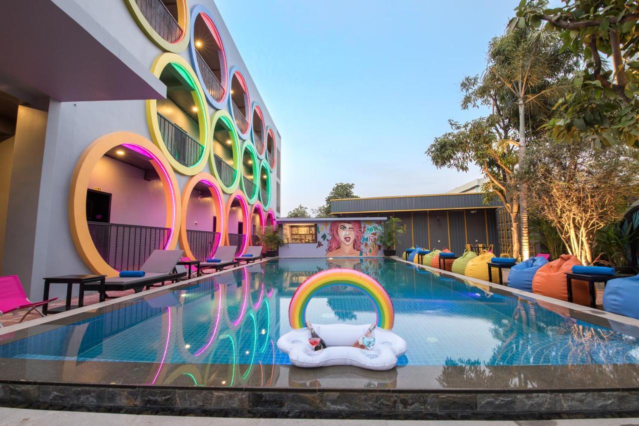 White Rabbit Hostel Сием Рип Экстерьер фото